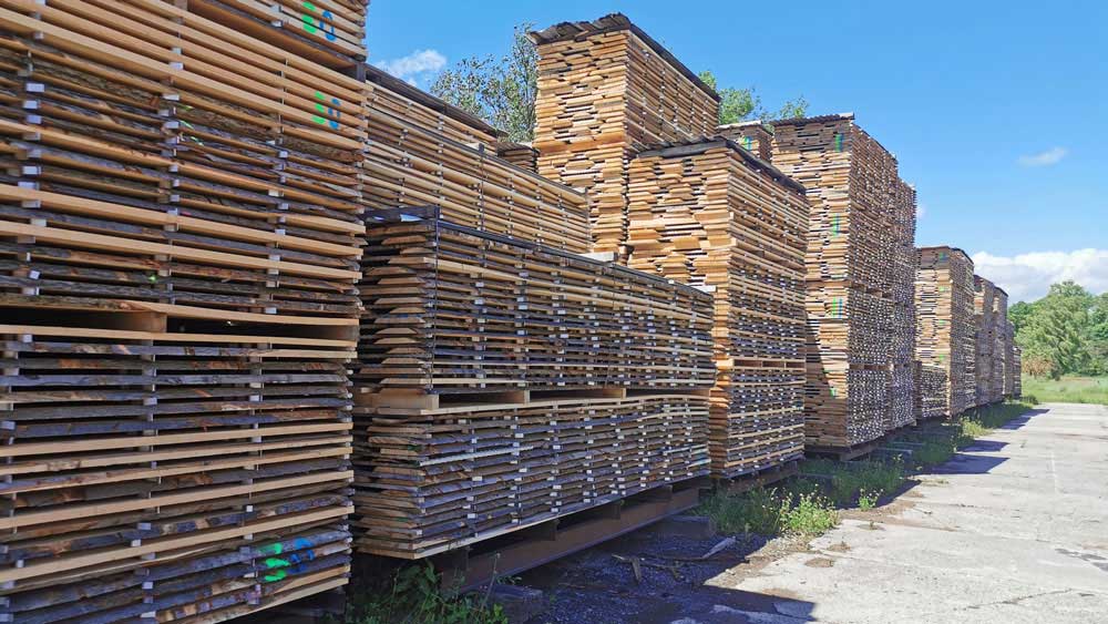 Großes Holzlager vom Sägewerk Selle