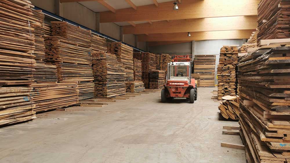 Großes Holzlager vom Sägewerk Selle mit Gabelstapler